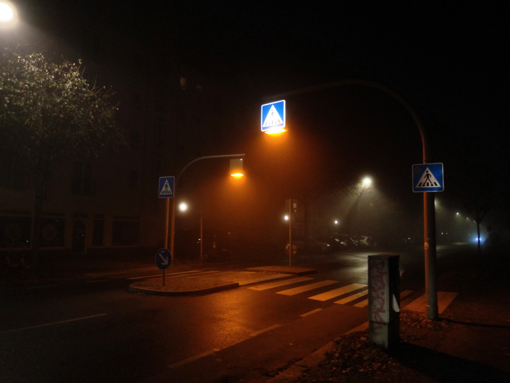 Verkehrsinsel in Treptow bei Nacht